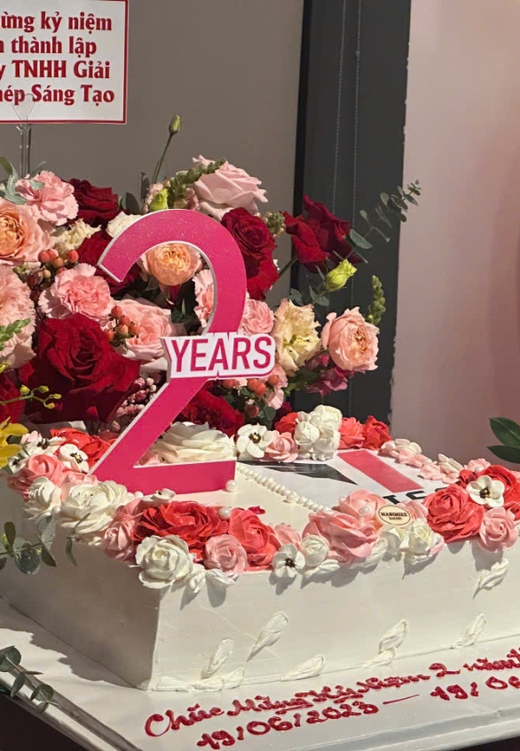 Bánh Kem Tươi Trang Trí Hoa Đơn Giản Nhưng Sang Trọng