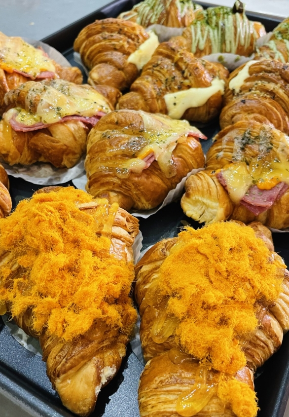 Trứng Muối & Chà Bông Cay CROISSANT
